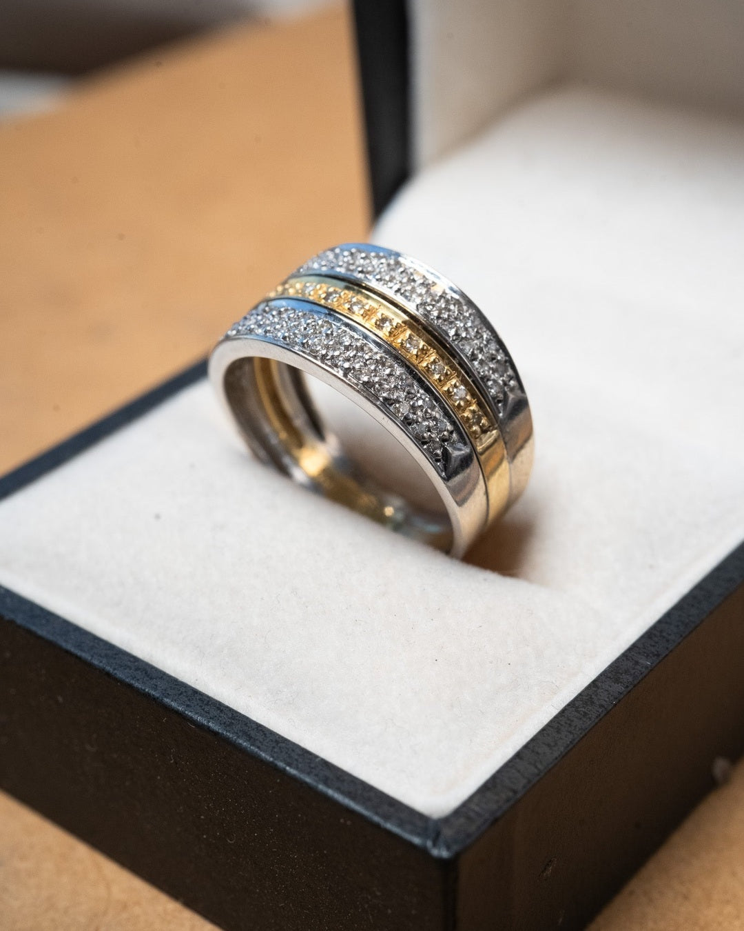 Anel pavê em ouro branco e amarelo com diamantes de 0.02 pontos. Peso 6.8g. Aro 23.