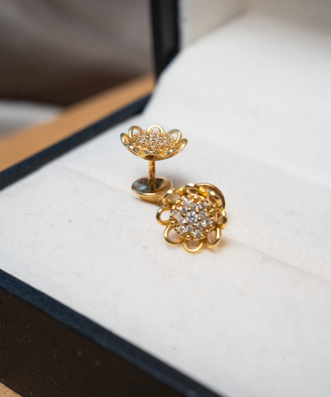 Brincos chuveirinho flower em ouro amarelo e diamantes brilhantes de 01 ponto. Peso 1.7g e 0.8cm de diâmetro.