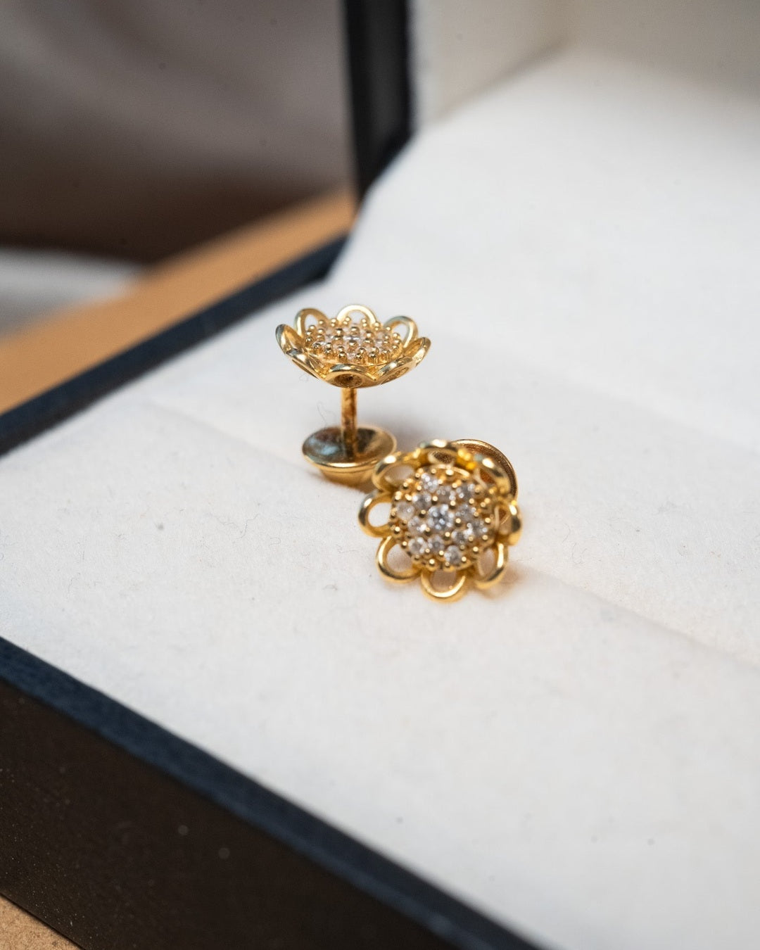 Brincos chuveirinho flower em ouro amarelo e diamantes brilhantes de 01 ponto. Peso 1.7g e 0.8cm de diâmetro.