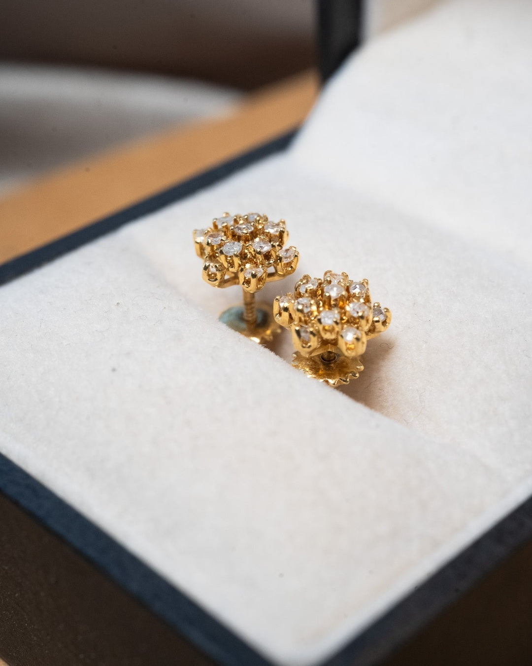 Brincos chuveirinho em ouro amarelo com diamantes. Peso 2.0g e diâmetro de 0.7cm.