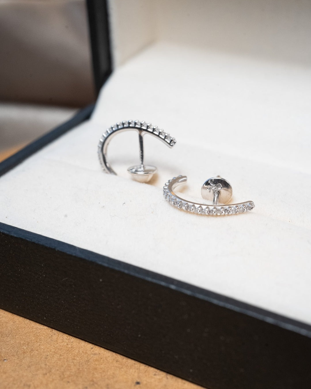 Brincos meia argola Vivara em ouro branco com diamantes. Peso 1.6g e dimensão 1.5cm de comprimento x 0.1cm de largura.