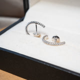 Brincos meia argola Vivara em ouro branco com diamantes. Peso 1.6g e dimensão 1.5cm de comprimento x 0.1cm de largura.