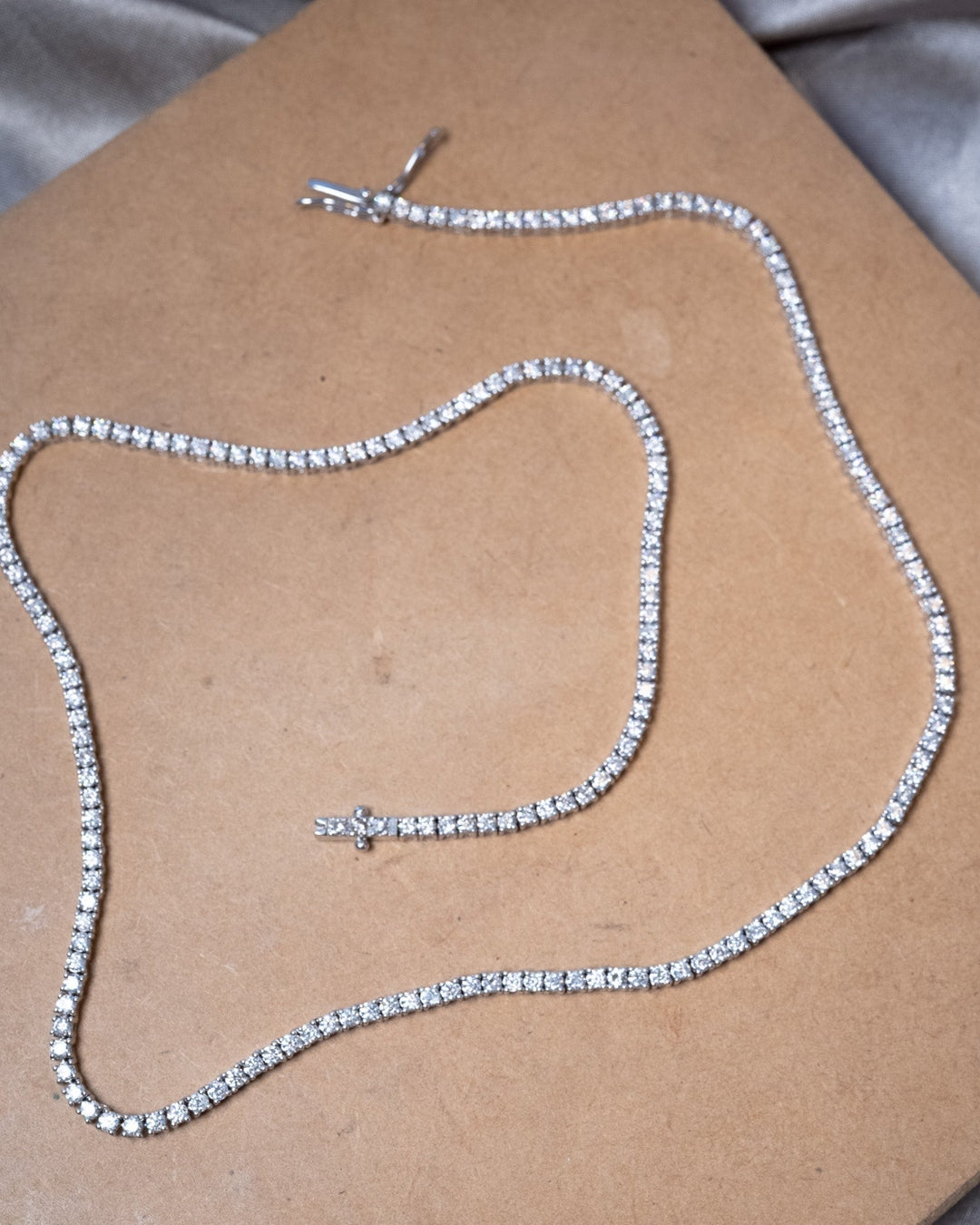 Colar rivieira em ouro branco com 195 diamantes brilhantes de 0.05 pontos totalizando 9.75 quilates e pesando 25.7g.