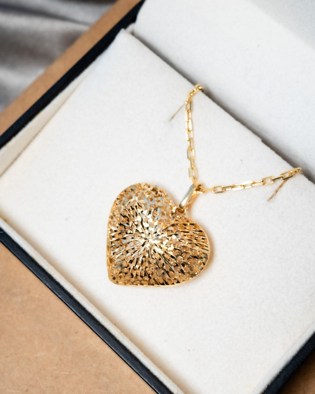 Pingente coração em ouro amarelo. Peso 5.6g. Dimensão 3.1cm x 2.7cm.