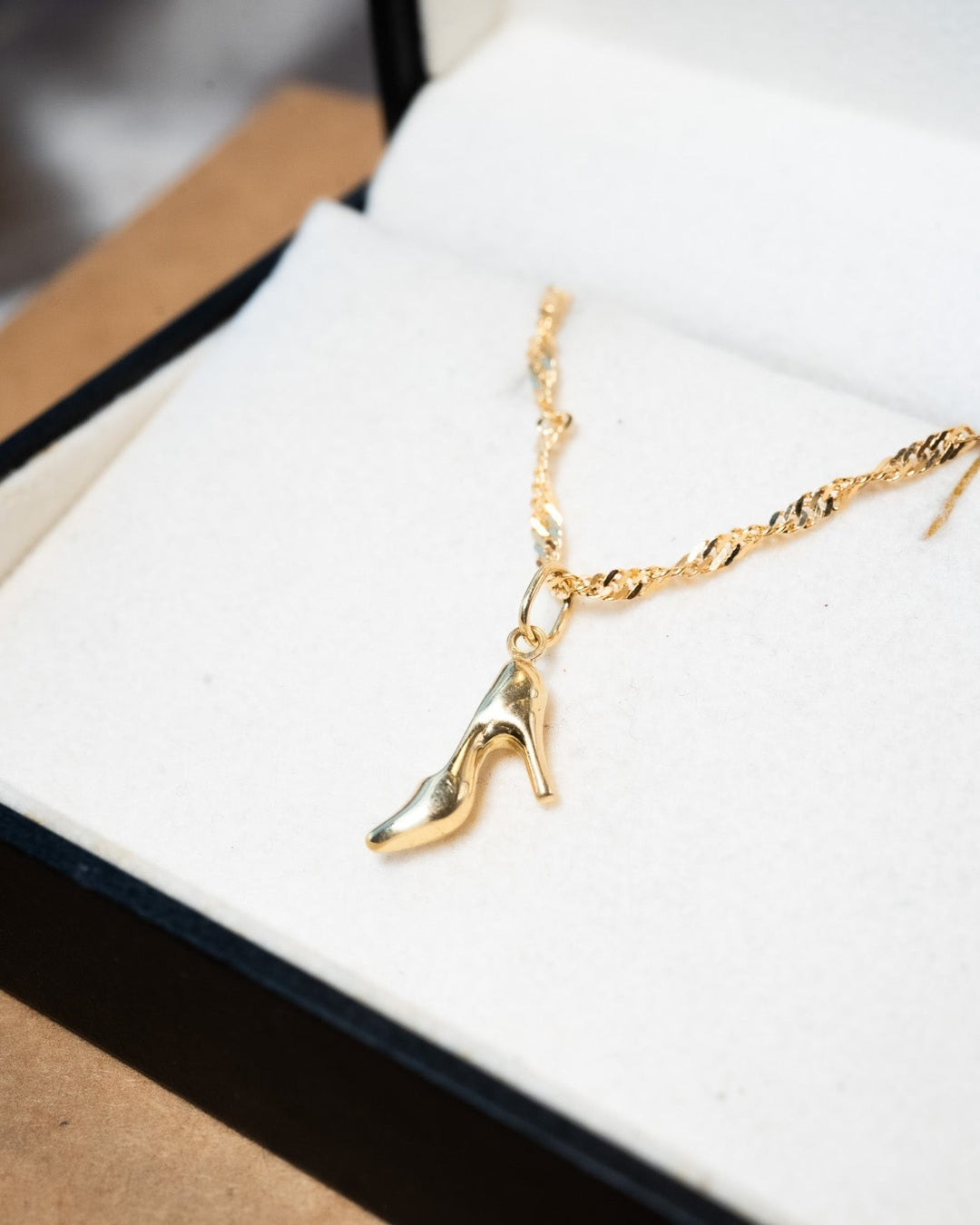 Pingente de sapatinho em ouro amarelo. Mede 1.9cm por 0.8cm e pesa 0.8g.