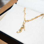 Pingente de sapatinho em ouro amarelo. Mede 1.9cm por 0.8cm e pesa 0.8g.