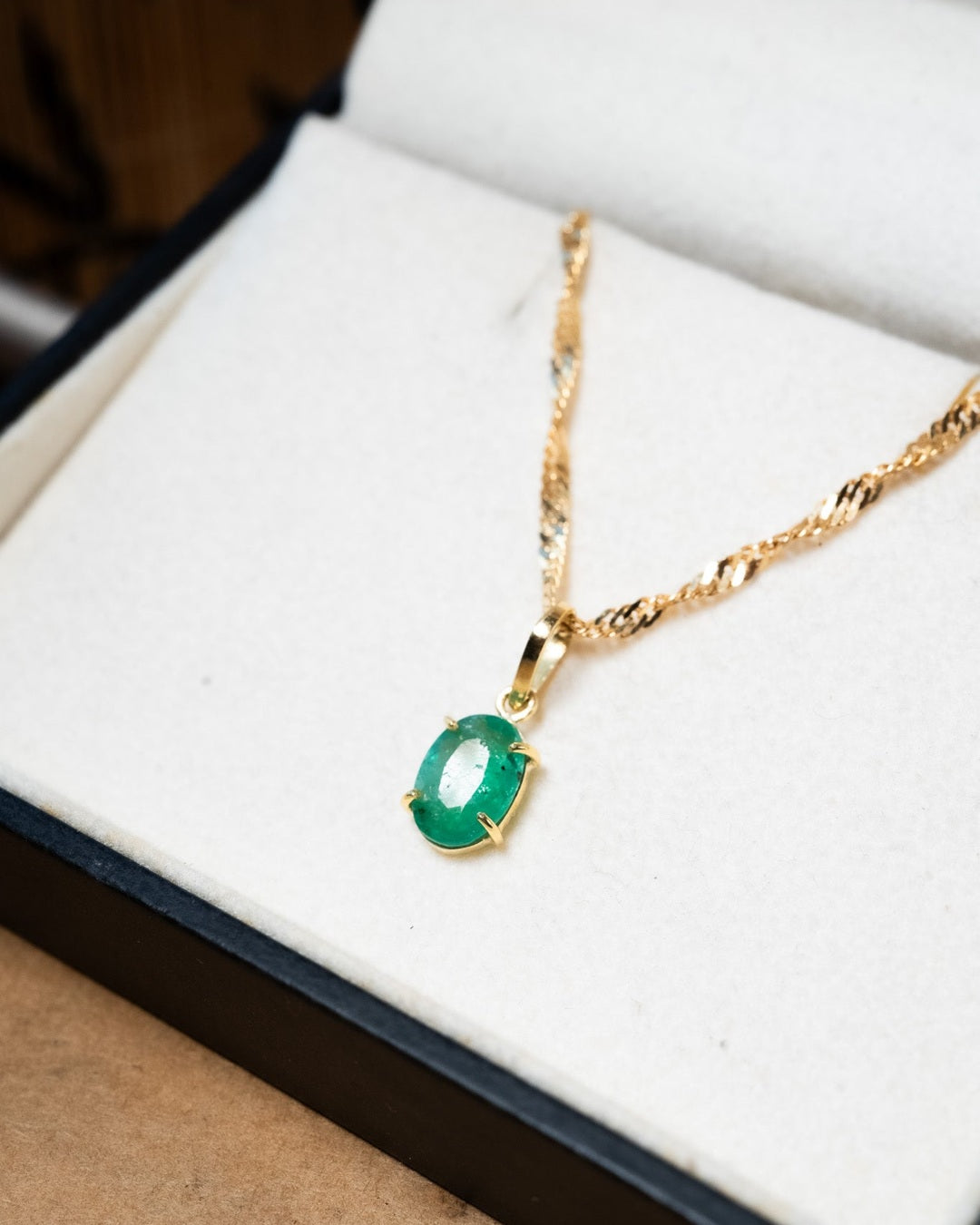 Pingente de ouro amarelo com esmeralda oval de 1.5 quilate.