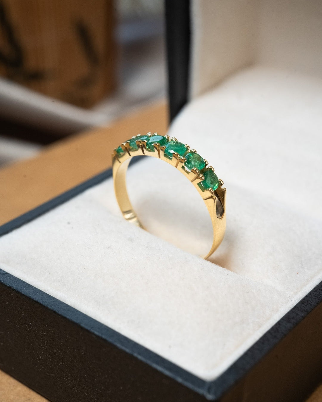 Anel meia aliança em ouro amarelo com 6 esmeraldas de 0.10ct cada.