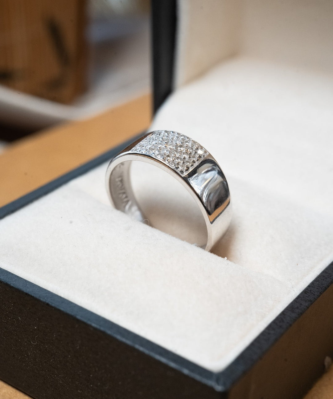 Anel Vivara em ouro branco com diamantes de 0.02 pontos e peso de 3.6g. Aro 18.
