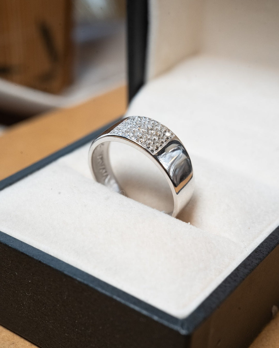 Anel Vivara em ouro branco com diamantes de 0.02 pontos e peso de 3.6g. Aro 18.