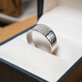 Anel Vivara em ouro branco com diamantes de 0.02 pontos e peso de 3.6g. Aro 18.