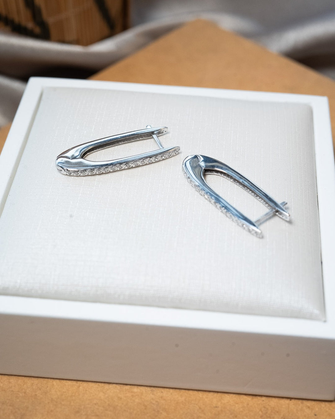 Brincos argolas navette em ouro branco com diamantes brilhantes de 01 ponto e peso de 4.5g e 2.8cm de comprimento.