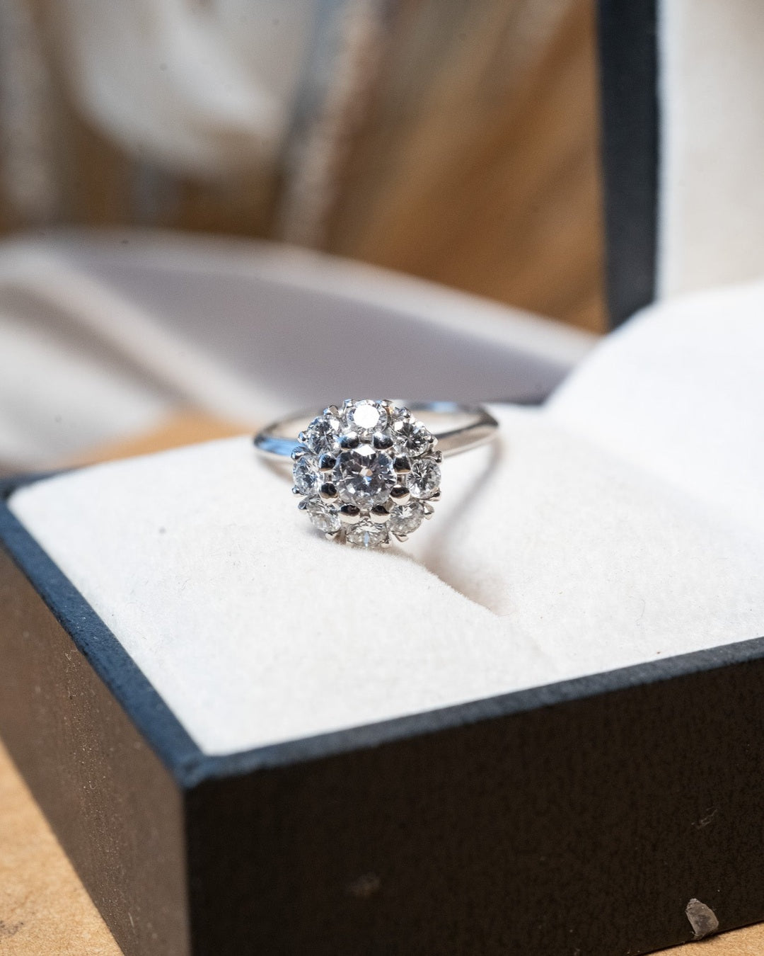 Anel chuveiro classic em ouro branco com diamantes totalizando 30 pontos e peso de 3.2g.