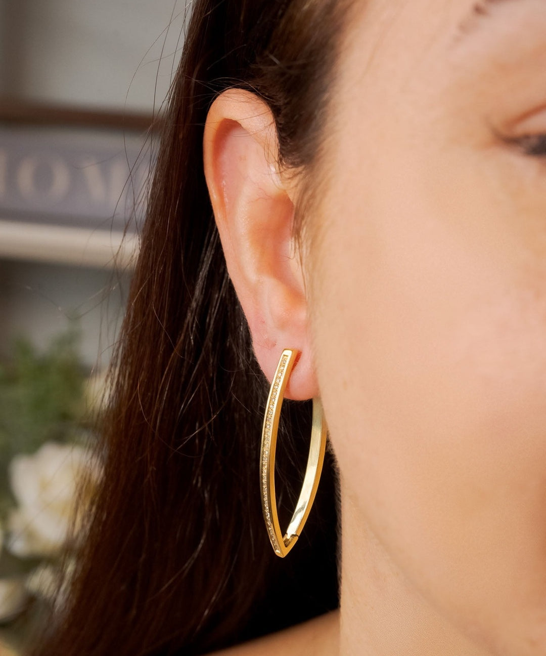 Brincos argolas navette em ouro amarelo com diamantes brancos de 0.1 pontos e peso de 9.3g.