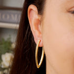 Brincos argolas navette em ouro amarelo com diamantes brancos de 0.1 pontos e peso de 9.3g.