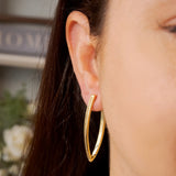 Brincos argolas navette em ouro amarelo com diamantes brancos de 0.1 pontos e peso de 9.3g.