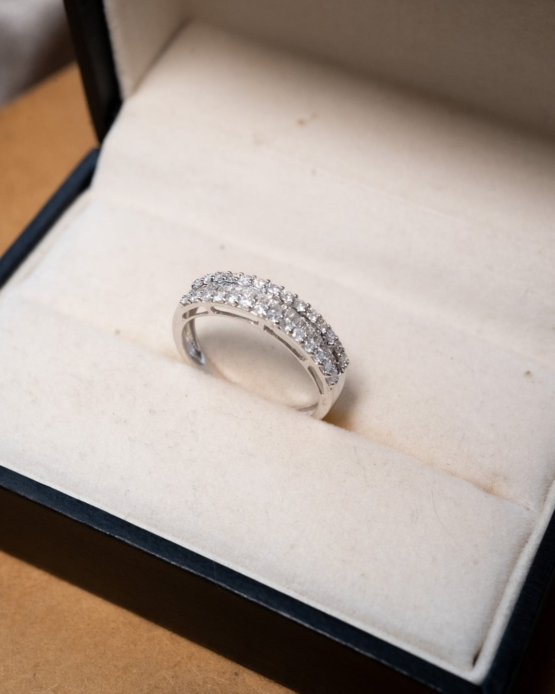 Anel meia aliança em ouro branco com 28 diamantes brilhantes e 20 baguetes totalizando 1.16 quilates.