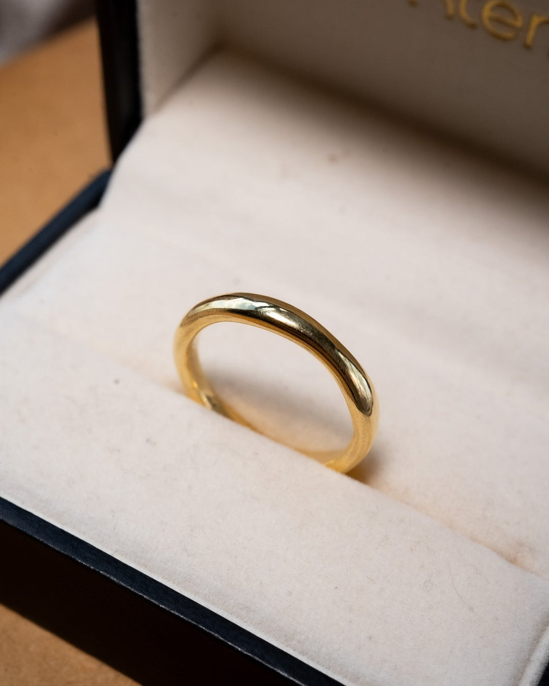 Anel aliança HSTERN Costanza em ouro amarelo com espessura de 0.3cm e aro 20.