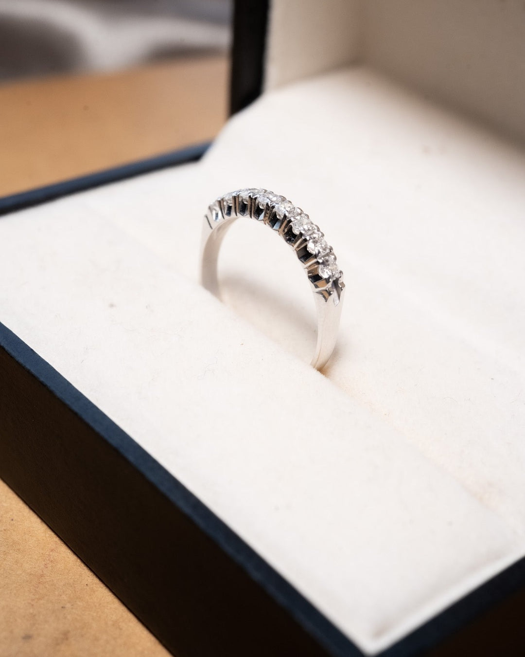 Anel meia aliança em ouro branco com 8 diamantes de 0.06 pontos cada totalizando 0.48 quilates.