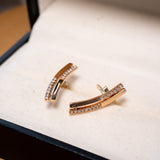 Brincos de ouro rosê com diamantes brilhantes.