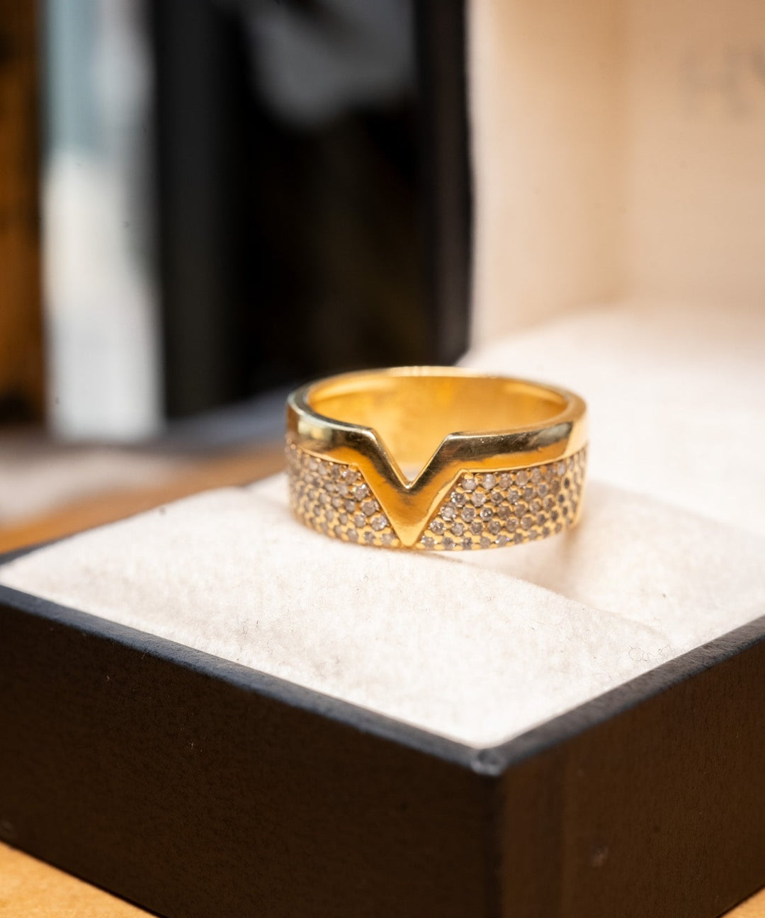 Anel Vivara em ouro amarelo com diamantes brancos de 0.41 quilates e espessura de 0.8mm.