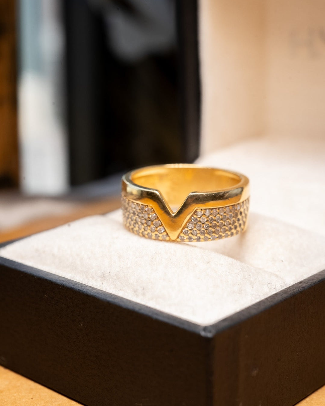 Anel Vivara em ouro amarelo com diamantes brancos de 0.41 quilates e espessura de 0.8mm.