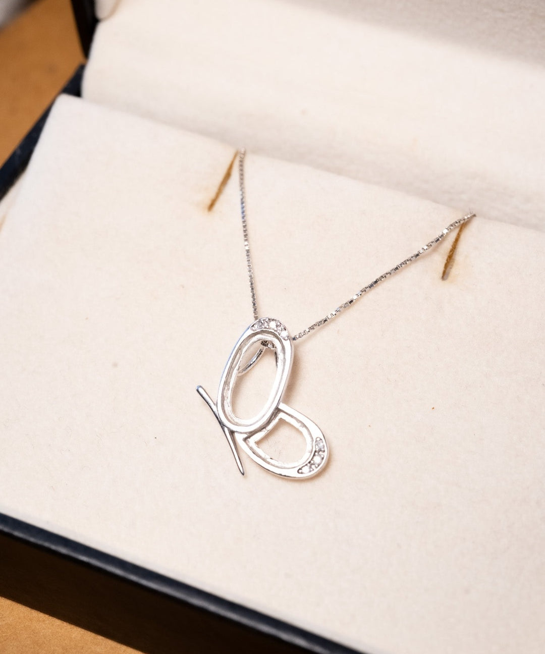 Pingente borboleta em ouro branco com diamantes. Peso 1.5g. Comprimento 2.0cm e largura 1.0cm.