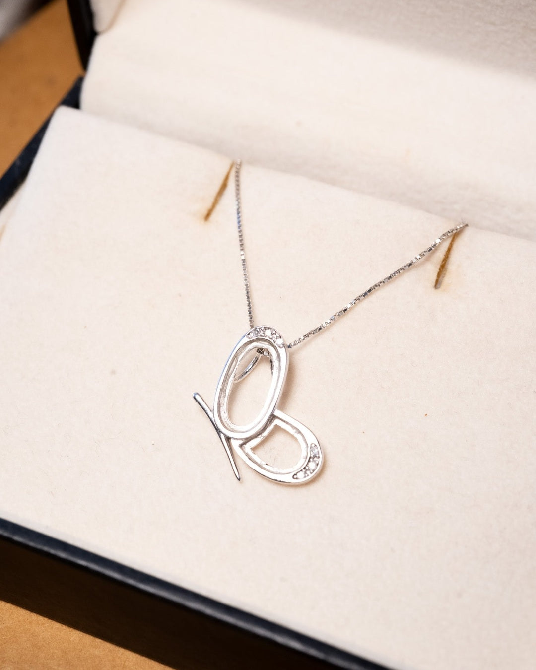 Pingente borboleta em ouro branco com diamantes. Peso 1.5g. Comprimento 2.0cm e largura 1.0cm.