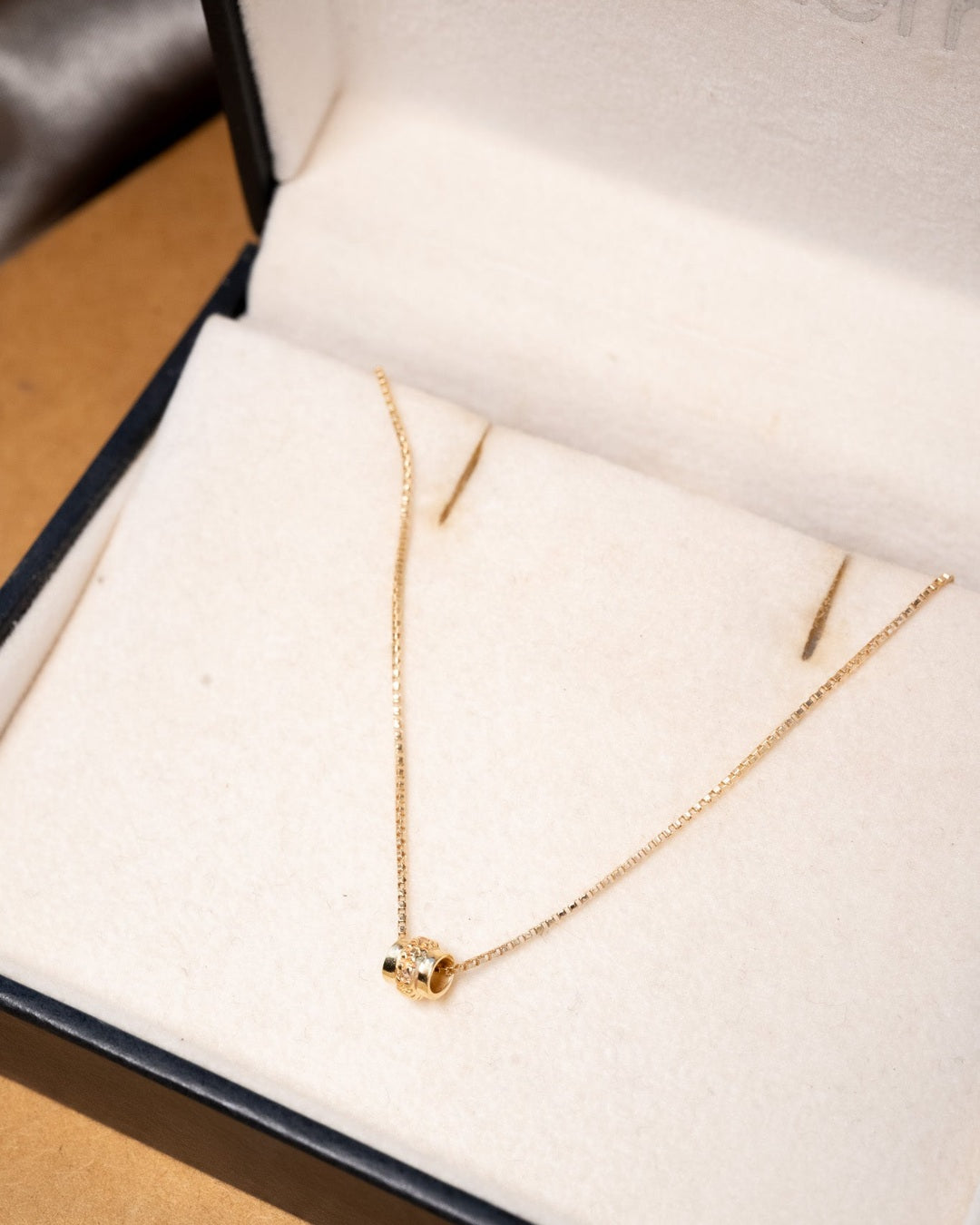 Colar cordão veneziana Vivara em ouro amarelo 53cm e pingente separador com diamantes de 0.5 ponto.