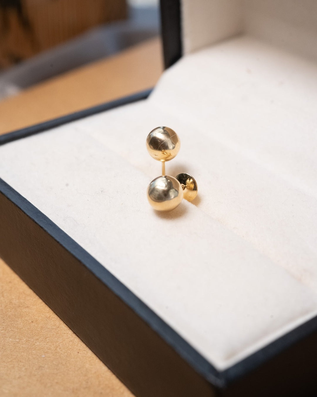 Brinco stud bolinha lisa em ouro amarelo. Peso 0.5g e diâmetro de 0.6cm.