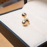 Brinco stud bolinha lisa em ouro amarelo. Peso 0.5g e diâmetro de 0.6cm.