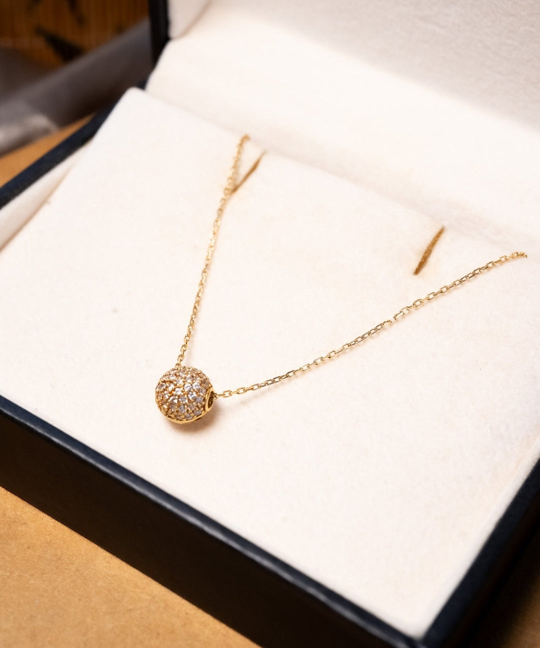 Colar cordão cartier bolinha em ouro amarelo com safiras. Peso 2.3g e comprimento 41cm.