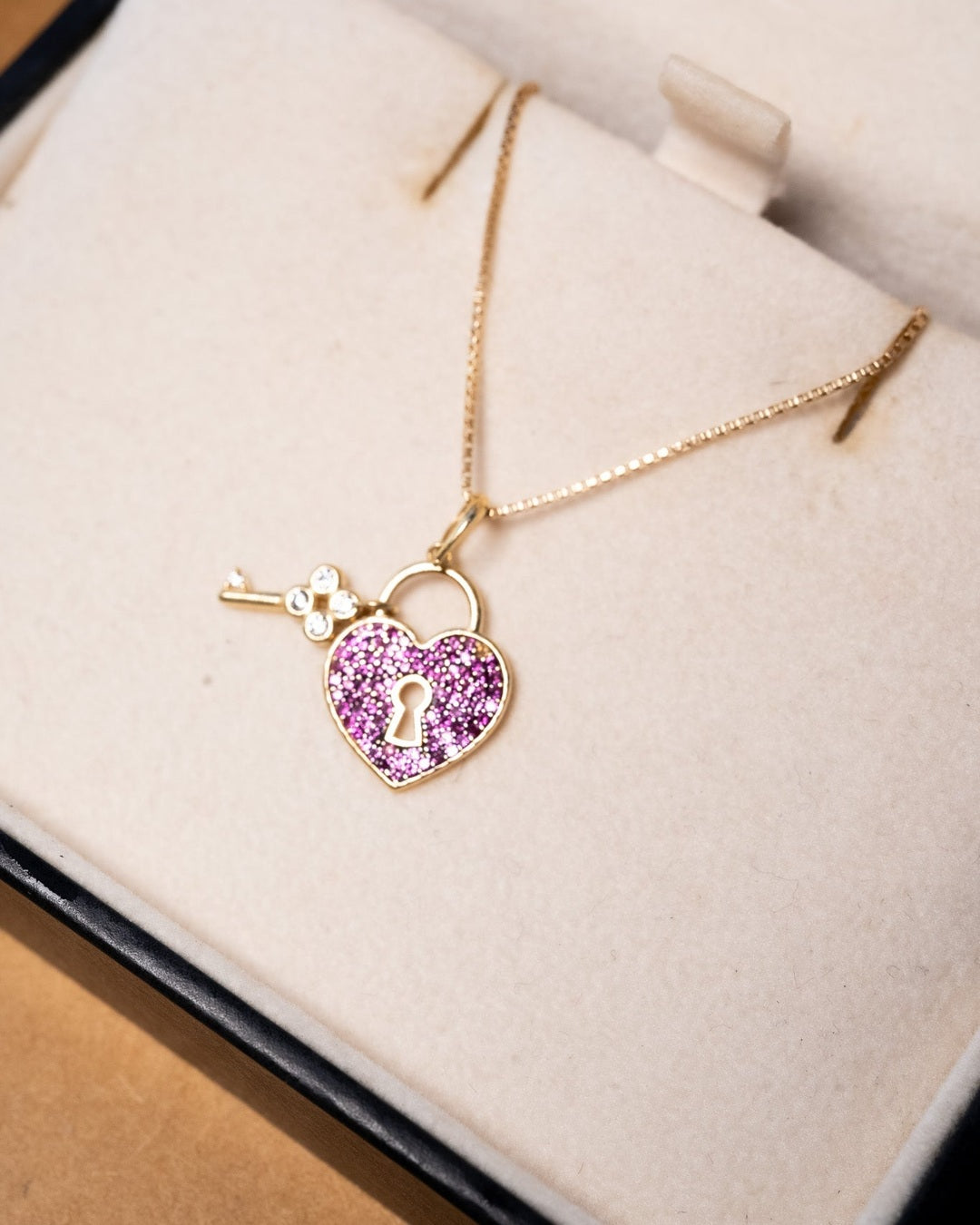 Pingente tiny coração em ouro amarelo com rubelitas lapidação brilhante. Peso 1.1g. Comprimento 2.1cm. Largura 1.2cm.