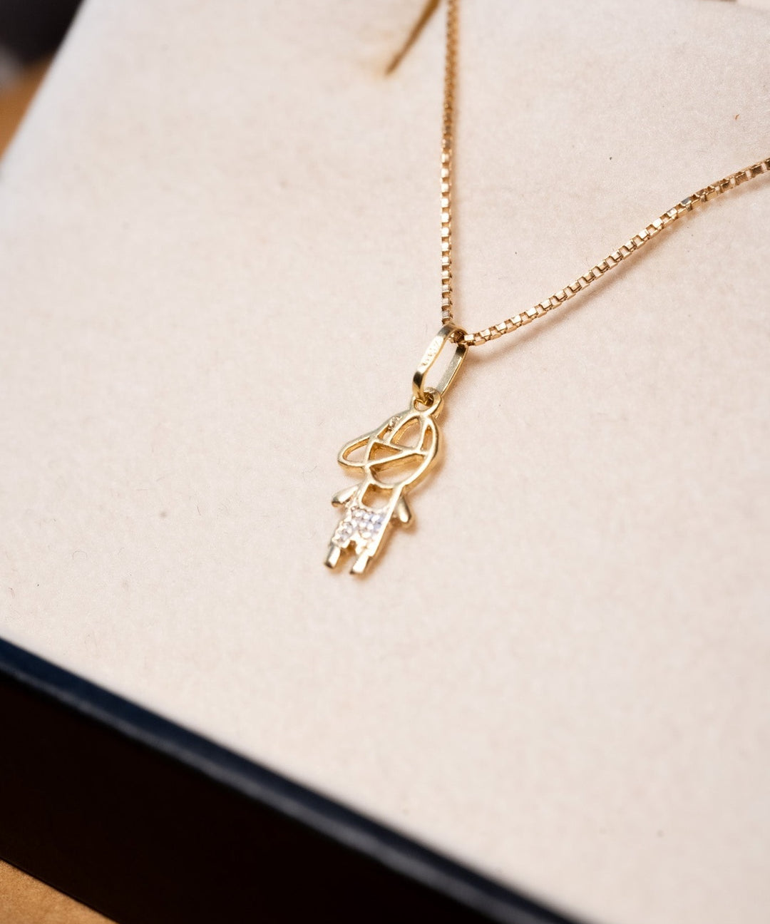 Pingente delicado de menino em ouro amarelo. Peso 0.3g. Medidas 1.2cm x 0.5cm.