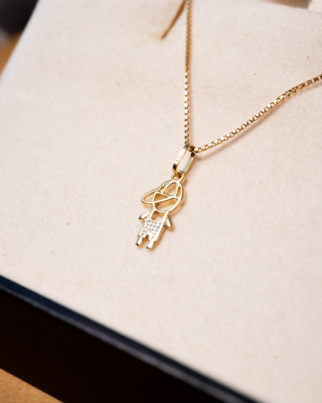 Pingente delicado de menino em ouro amarelo. Peso 0.3g. Medidas 1.2cm x 0.5cm.