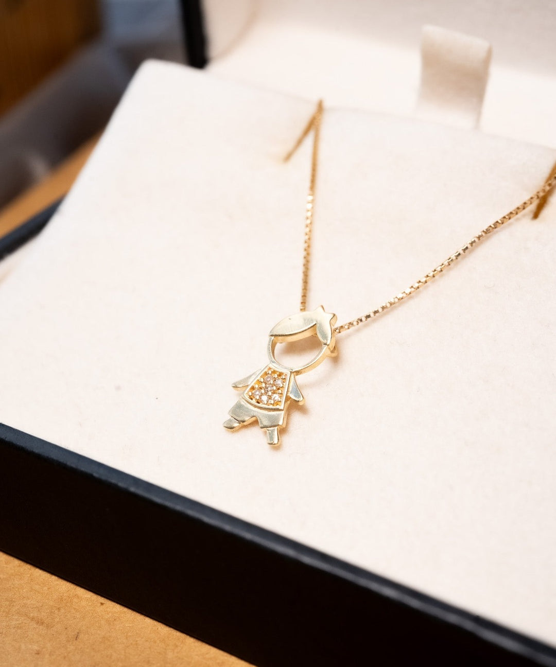 Pingente menino Vivara em ouro amarelo com diamantes. Peso 1.1g. Comprimento 1.7cm e largura 1.0cm.