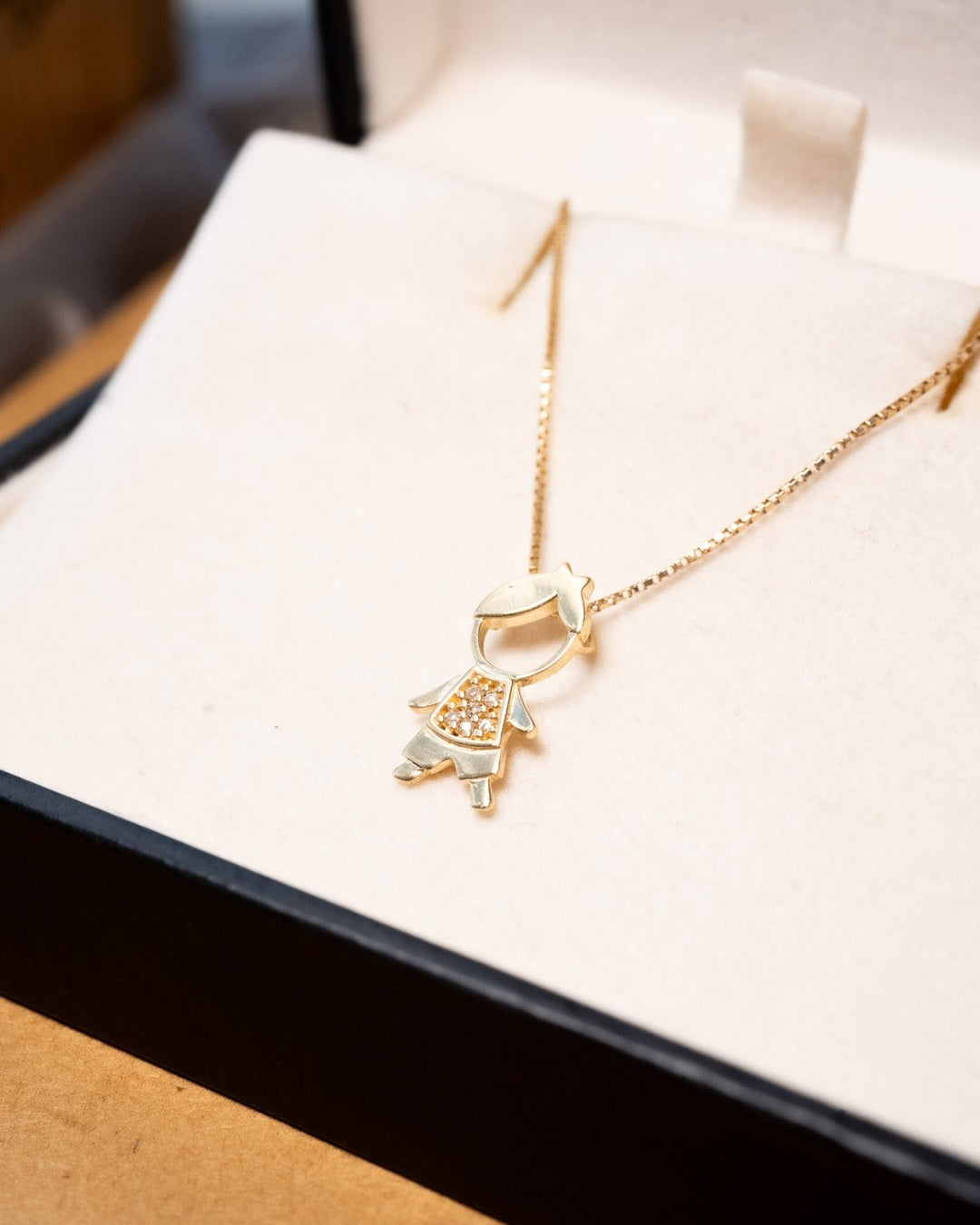 Pingente menino Vivara em ouro amarelo com diamantes. Peso 1.1g. Comprimento 1.7cm e largura 1.0cm.