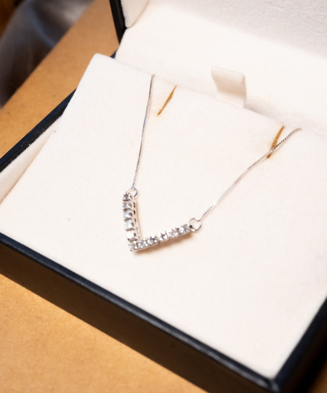 Colar cordão veneziana em ouro branco com 11 diamantes totalizando 0.55 quilates e comprimento de 48cm.