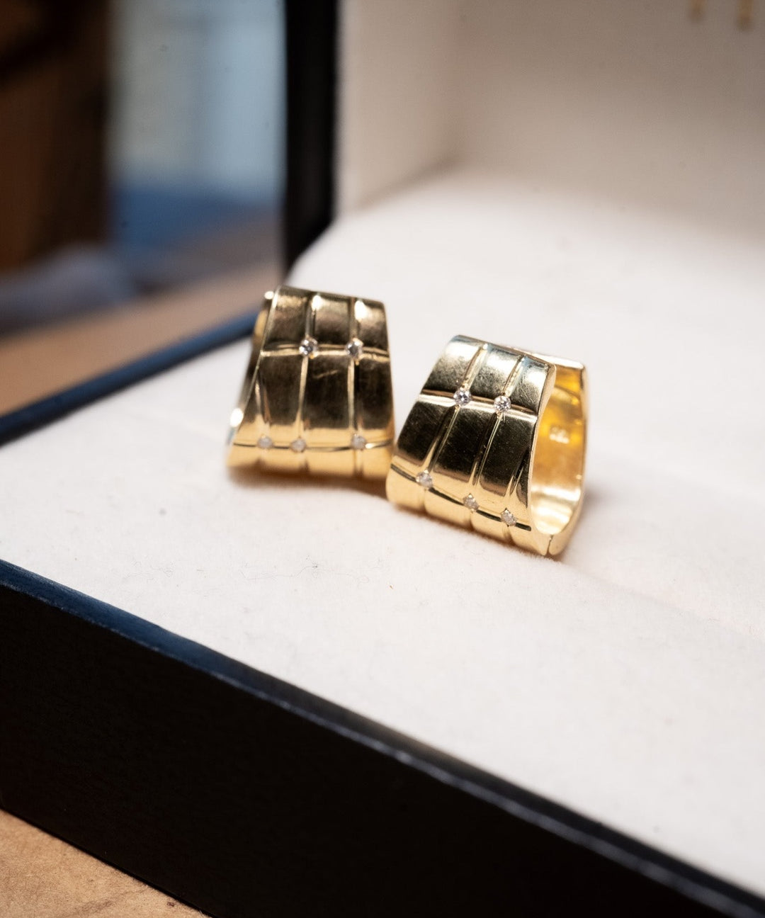 Brincos H.Stern em ouro amarelo com diamantes. Peso 7.1g. Comprimento 1.2cm e largura 1.0cm.