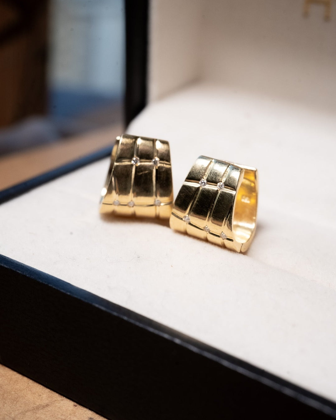 Brincos H.Stern em ouro amarelo com diamantes. Peso 7.1g. Comprimento 1.2cm e largura 1.0cm.