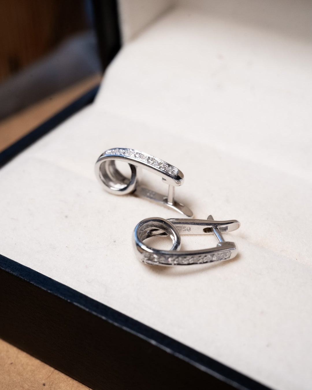 Brinco argolinha delicada em ouro branco com diamantes brilhantes de 0.1 pontos e peso de 2.8g.