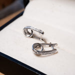 Brinco argolinha delicada em ouro branco com diamantes brilhantes de 0.1 pontos e peso de 2.8g.