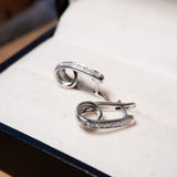 Brinco argolinha delicada em ouro branco com diamantes brilhantes de 0.1 pontos e peso de 2.8g.