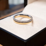 Anel aliança Vivara em ouro amarelo com diamantes brilhantes de 0.1 pontos e peso de 3.7g.