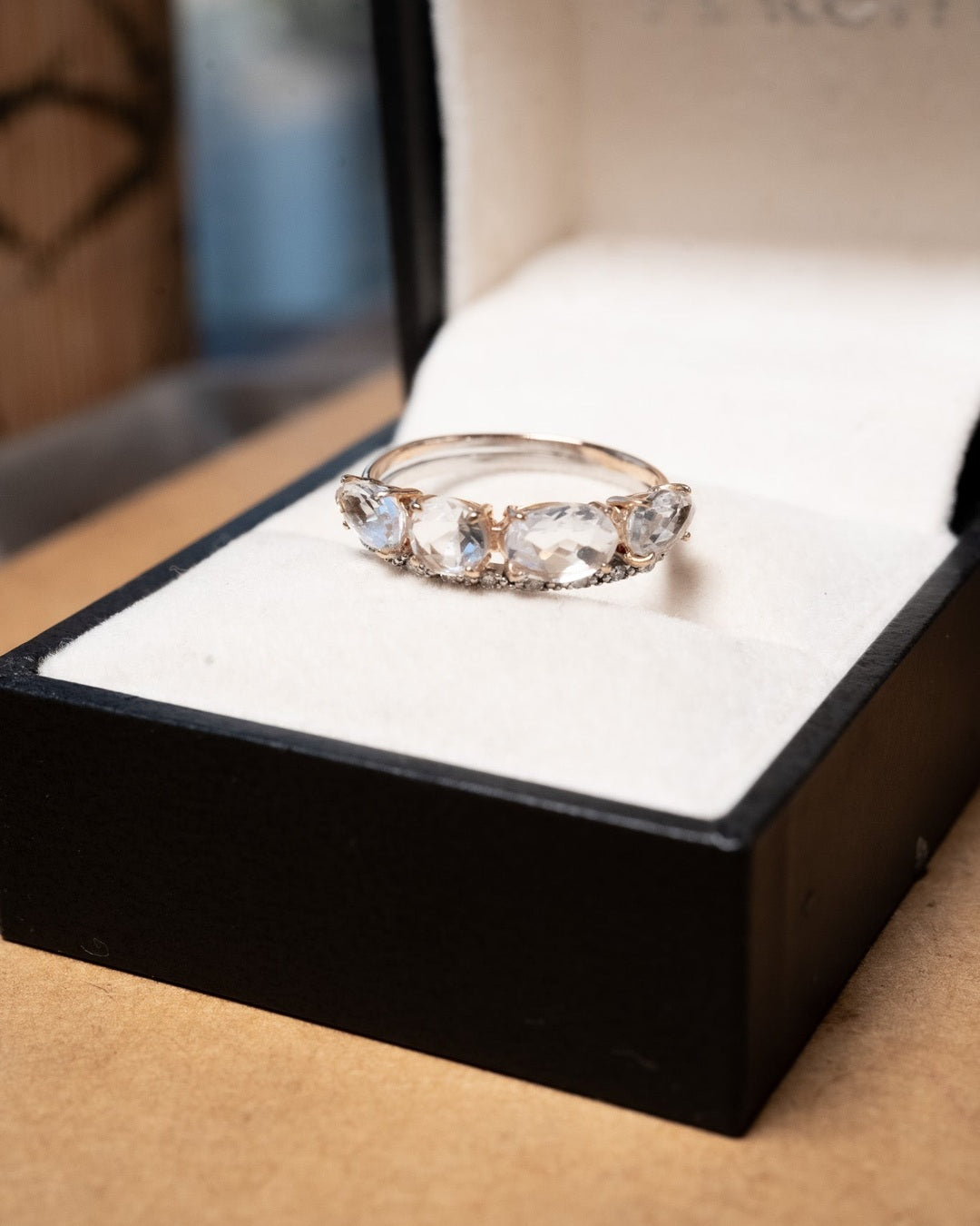 Anel Vivara em ouro amarelo com diamantes e quartzo rosa. Peso 2.7g e aro 19.