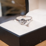 Anel solitário vintage em ouro branco com diamante brilhante de 0.30 quilate.
