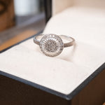 Anel chuveiro pizza em ouro branco e diamantes brilhantes de 0.01ct cada.