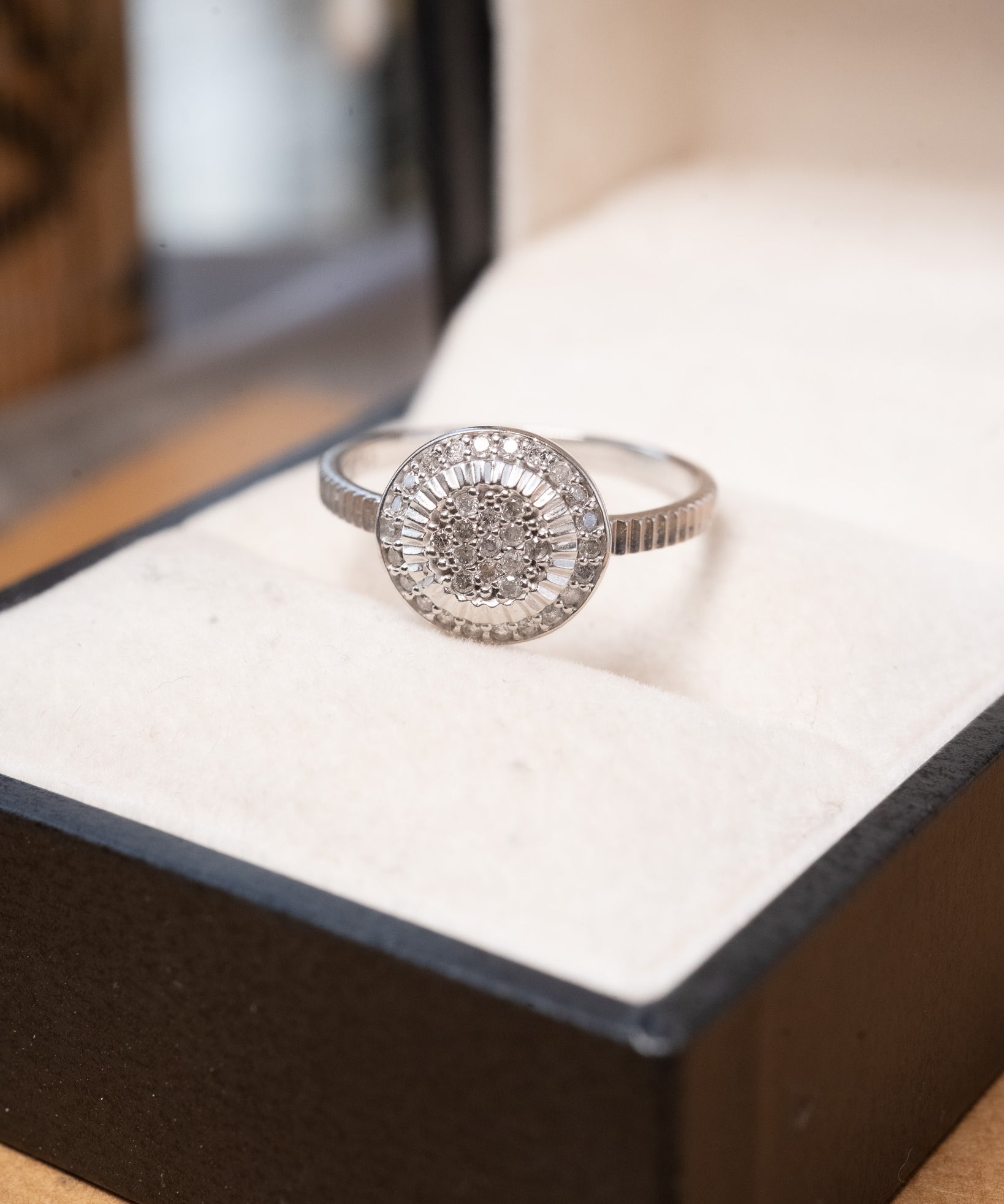 Anel chuveiro pizza em ouro branco e diamantes brilhantes de 0.01ct cada.