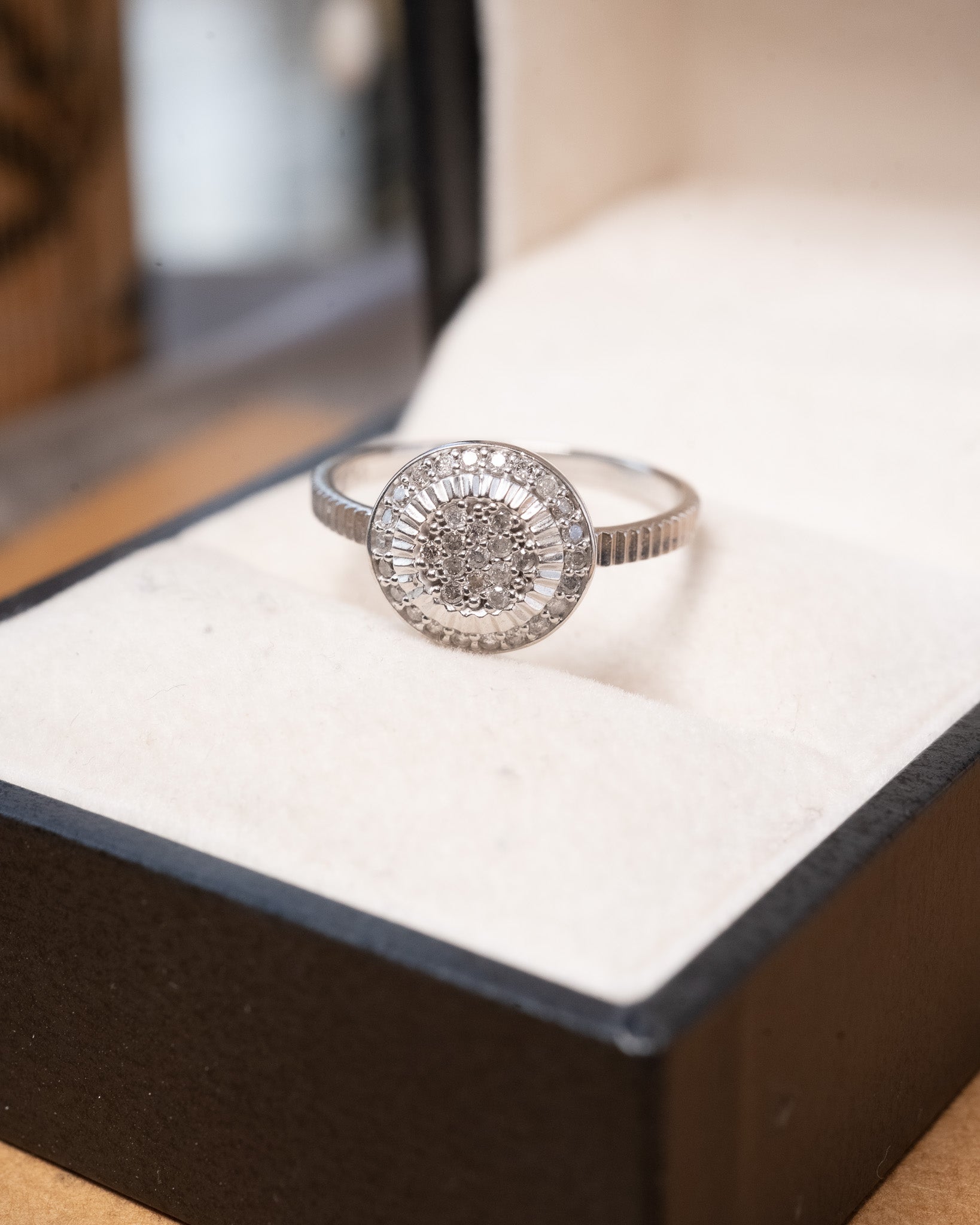 Anel chuveiro pizza em ouro branco e diamantes brilhantes de 0.01ct cada.