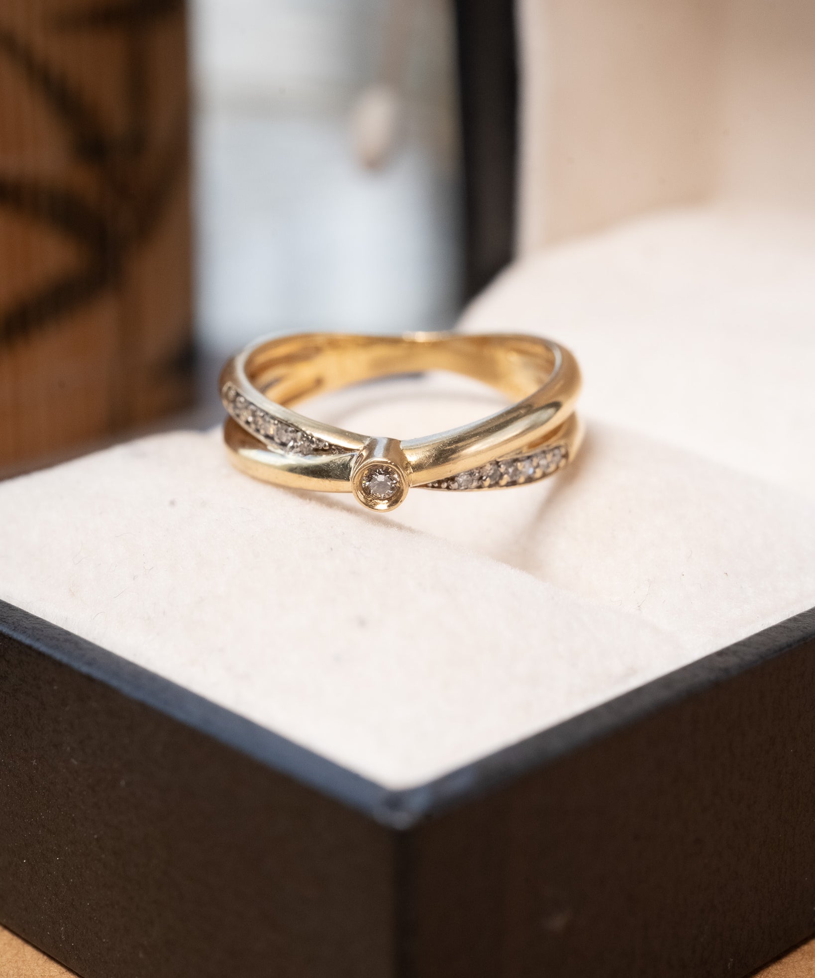 Anel solitário twist monte carlo em ouro amarelo com diamante central de 0.04ct e diamantes laterais de 0.01ct.